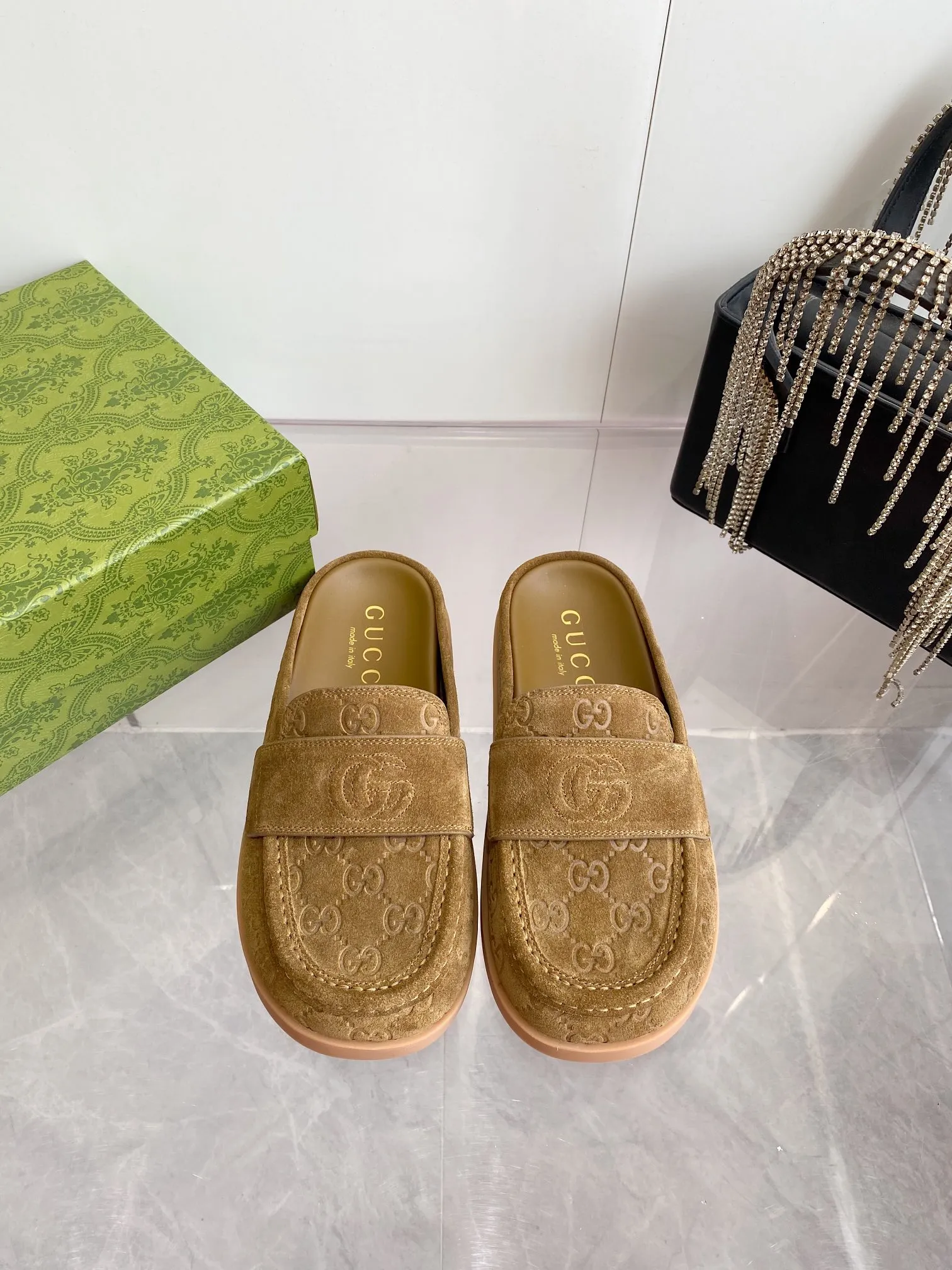 👟👟Ex-factory price 500👟👟 Gucci 2️⃣5️⃣ss new spring and summer retro large-toe bag-toe flip flops, Birkenstock flip-flops. When I first see this shoe, I feel it is inconspicuous. It is very simple without too many decorations, but it has a bit of retro flavor, cute and cute. It looks good with any combination! For those who have high requirements for foot feel, close your eyes and enter. Temperament retro round-toe furry shoes Upper: Cow suede, soft and waxy, with delicate texture ~ round-toe shoe shape, stiff and three-dimensional, not picky about foot shape or person Size: #35-40 (40 orders are not returnable)